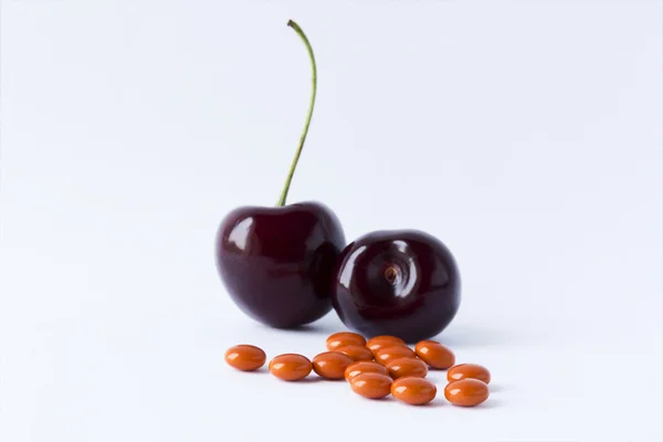 Vitamines dans les fruits et les comprimés . — Photo