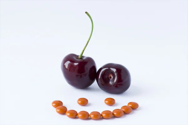 Vitamine in Obst und Tabletten. — Stockfoto