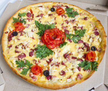 Pizza dekorasyonu ile