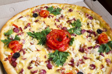Pizza dekorasyonu ile