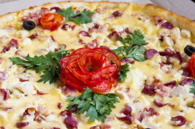 Pizza dekorasyonu ile