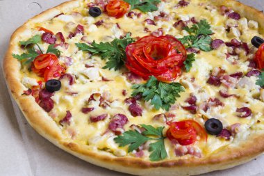 Pizza dekorasyonu ile