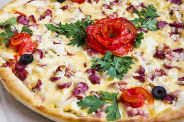 Pizza dekorasyonu ile
