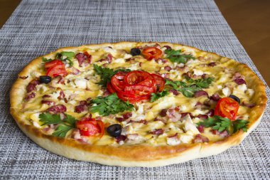 Pizza dekorasyonu ile