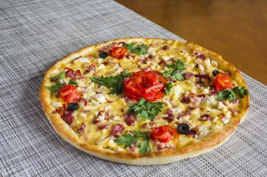 Pizza dekorasyonu ile