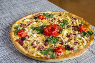 Pizza dekorasyonu ile