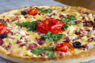 Pizza dekorasyonu ile