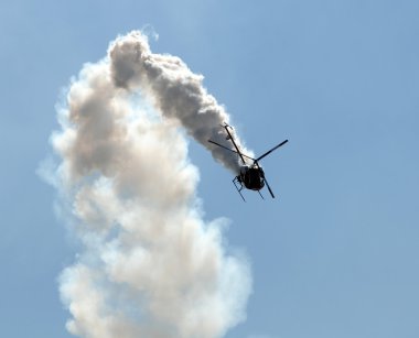 duman içinde helikopter
