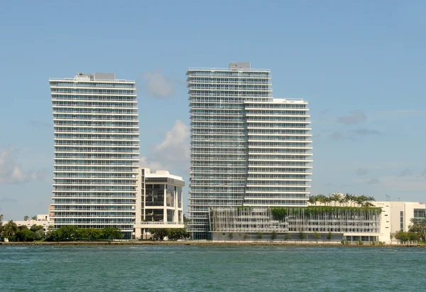 Vízparti apartmanok a Miami — Stock Fotó