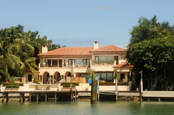 Luxury waterfront home — Stock Photo, Image