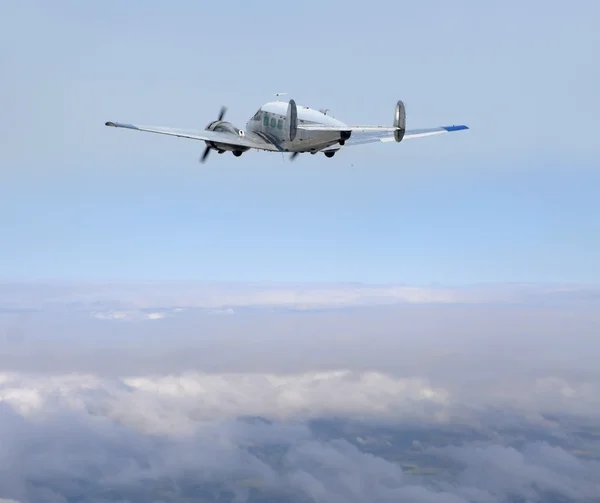 Avião de hélice nas nuvens — Fotografia de Stock