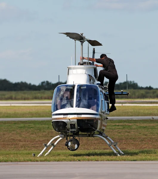 Pilot preparing police helicopter for flight — Stock Photo, Image