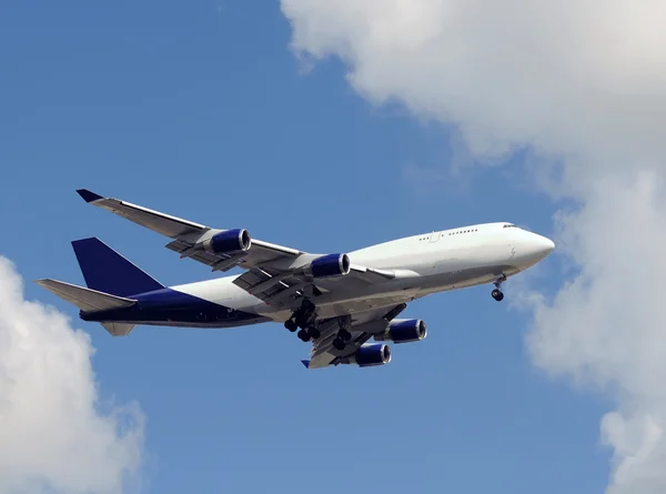 Jumbo jet pouso — Fotografia de Stock