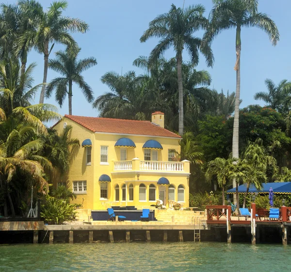 Luxury waterfront home- — Stock Photo, Image
