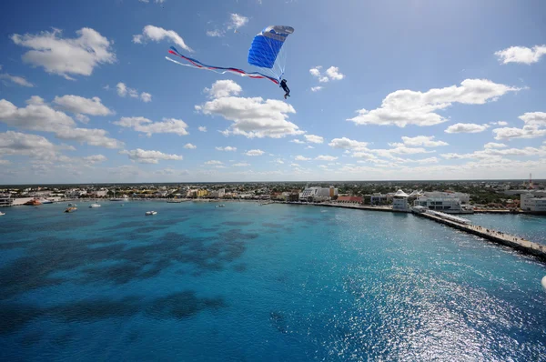 Skydiving ao longo de uma costa — Fotografia de Stock