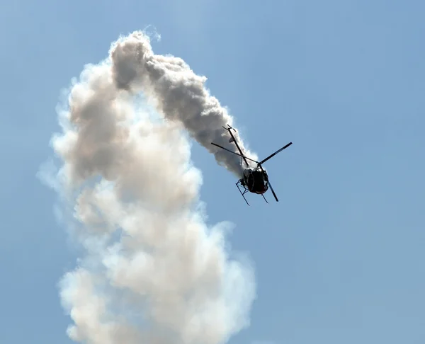 Vrtulník v kouři — Stock fotografie