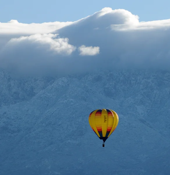 Hete lucht ballon stijgende — Stockfoto
