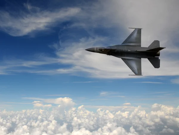 Более мощный реактивный самолет в небе — стоковое фото