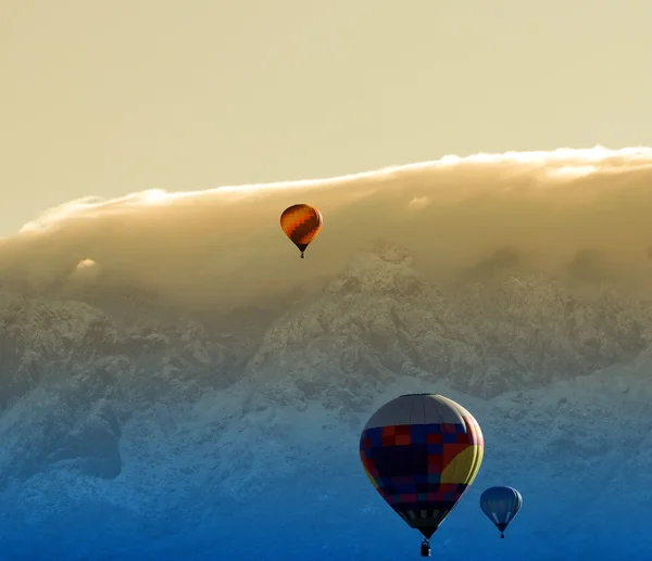 Hete lucht ballonnen bij dageraad — Stockfoto