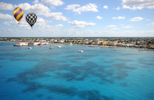 Hot air balloons over a coastline — Stock Photo, Image
