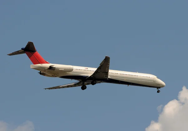 Aterragem de avião de passageiros — Fotografia de Stock