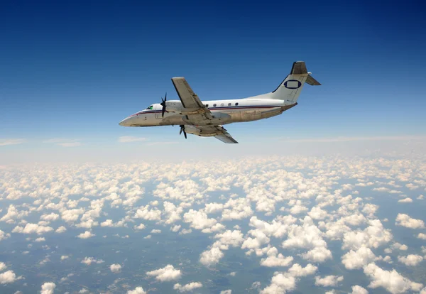 Propeller airplane in flight — Stock Photo, Image