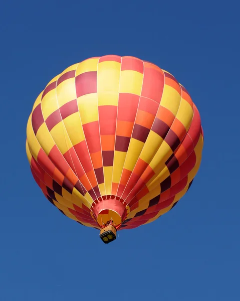 Warme luchtballon tijdens de vlucht — Stockfoto