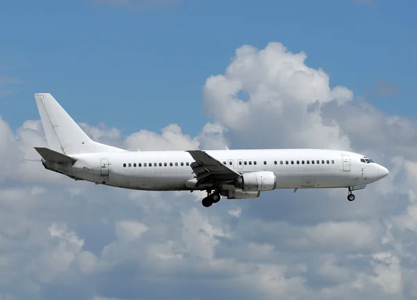 Witte passagier vliegtuig — Stockfoto