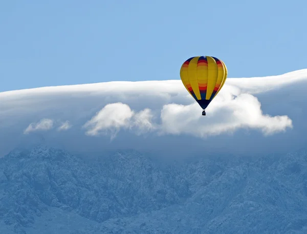 Hotair Ballon tegen een berg — Stockfoto