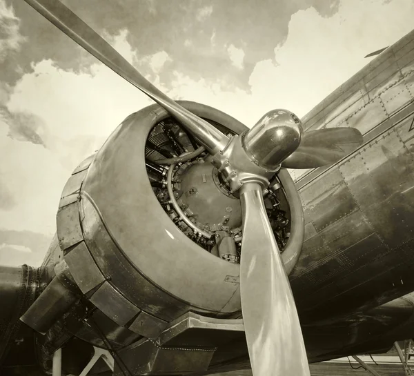 Old engine and propeller — Stock Photo, Image