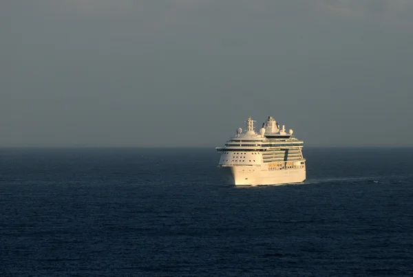 Cruise ship at dawn — Stock Photo, Image