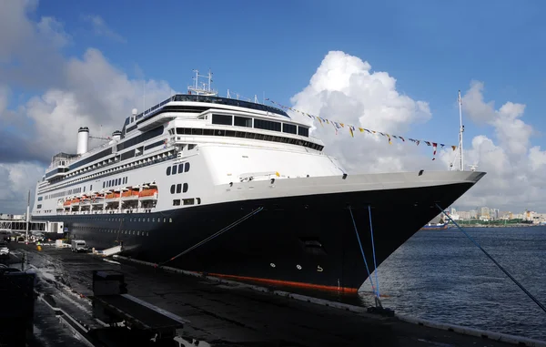 Ocean liner in port — Stock Photo, Image