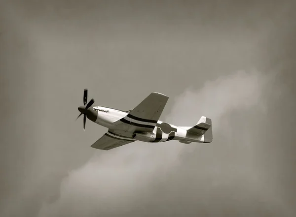 Старий літак винищувач — стокове фото