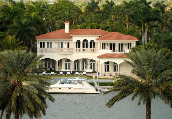 Luxury waterfront home — Stock Photo, Image