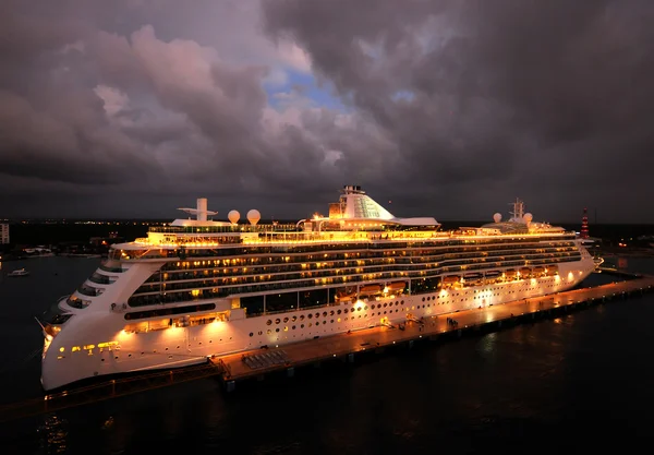 Cruise gemi geceleri — Stok fotoğraf