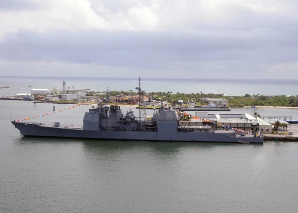 Военный корабль в порту — стоковое фото