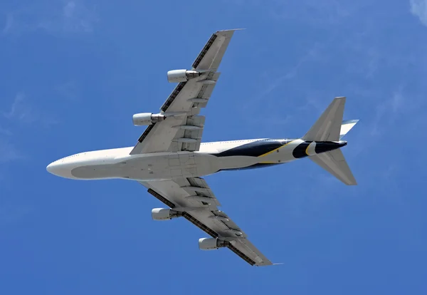 Jumbo jet in flight — Stock Photo, Image