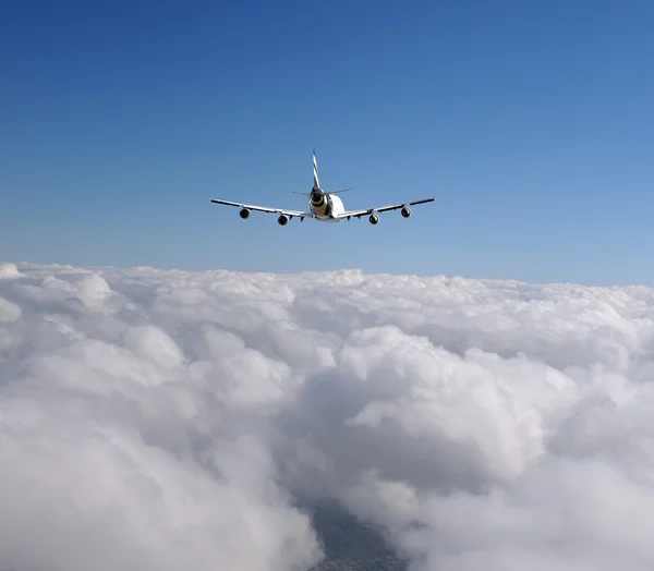 Jumbo jet sobre las nubes — Foto de Stock