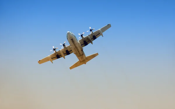 Vliegtuig voor militair vervoer — Stockfoto