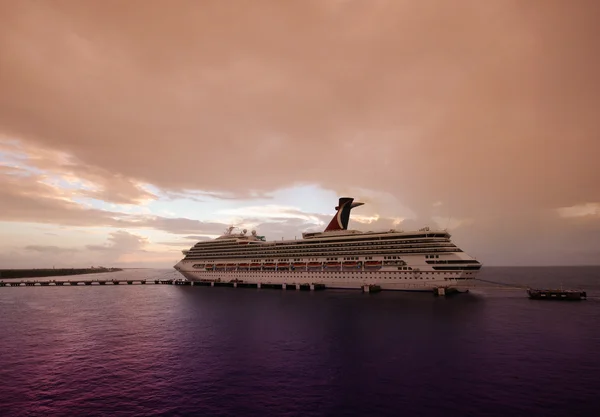 Cruise ship in twilight — Stock Photo, Image