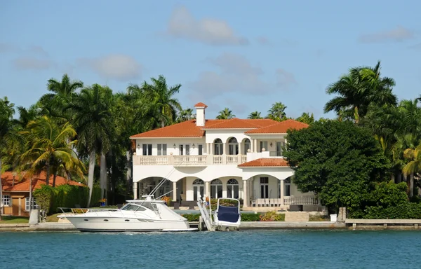 Luxury waterfront house — Stock Photo, Image