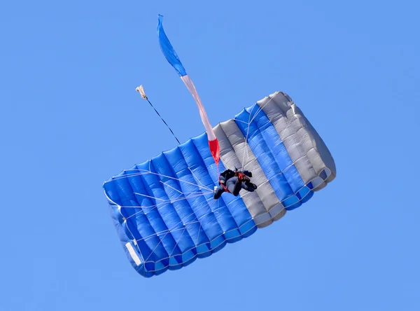 Fallschirmspringer von unten gesehen — Stockfoto