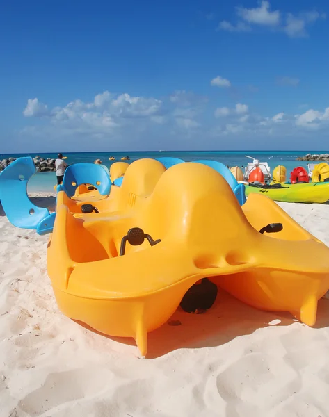 Kleurrijke strand speeltoestellen — Stockfoto