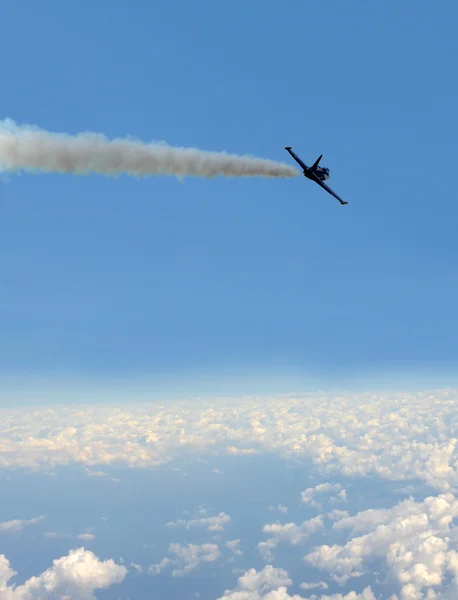 Düsenflugzeug in großer Höhe — Stockfoto