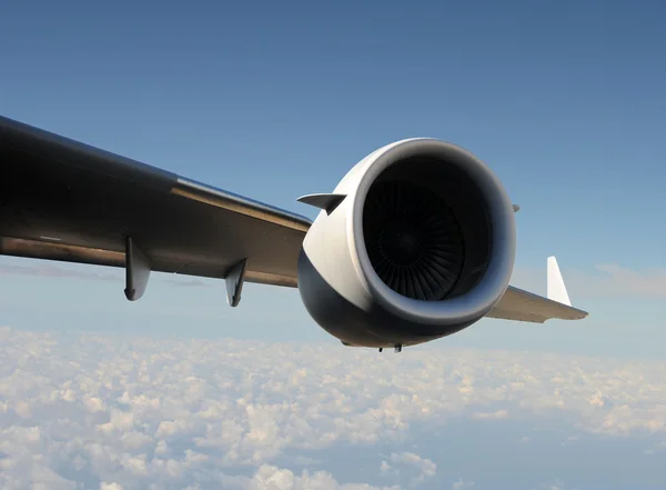 翼と飛行中のエンジン — ストック写真