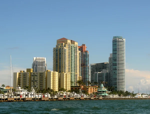 Apartments am Wasser in Miami — Stockfoto
