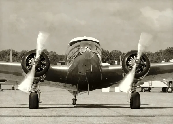 Velho avião de hélice — Fotografia de Stock