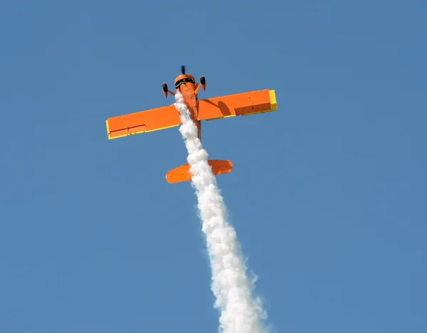 Eski uçak performans stunt — Stok fotoğraf