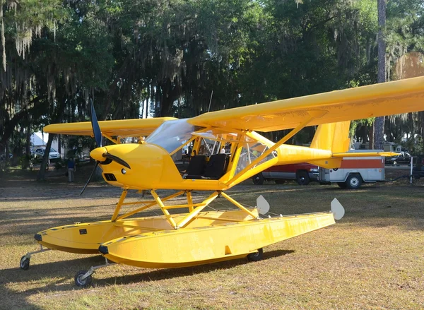Yellow seaplane — Stock Photo, Image