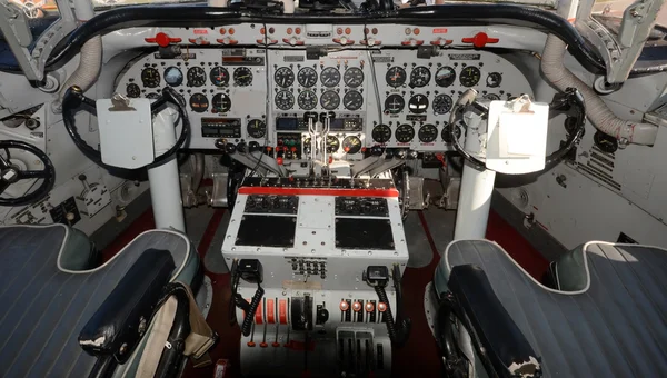 Vieja cabina de avión turbohélice — Foto de Stock